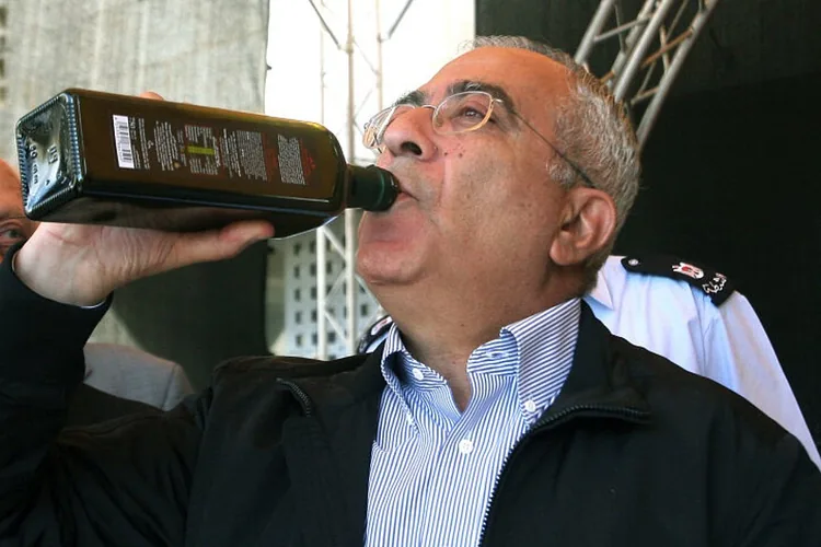 Idoso firme em pé